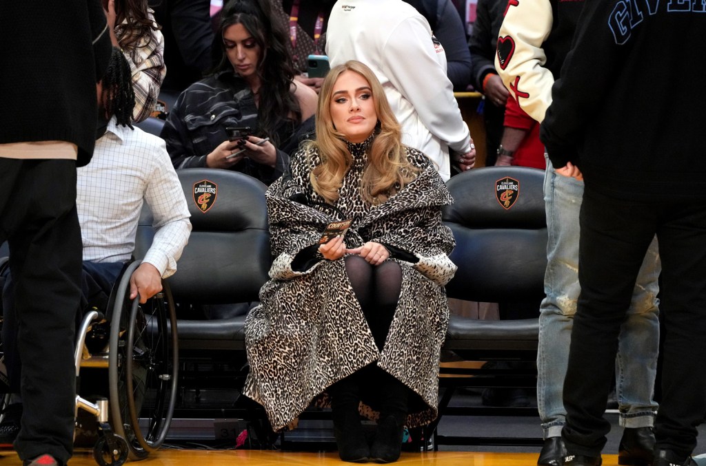 watch-adele-explain-why-she-looked-so-annoyed-in-viral-nba-game-meme:-‘i-was sulking’