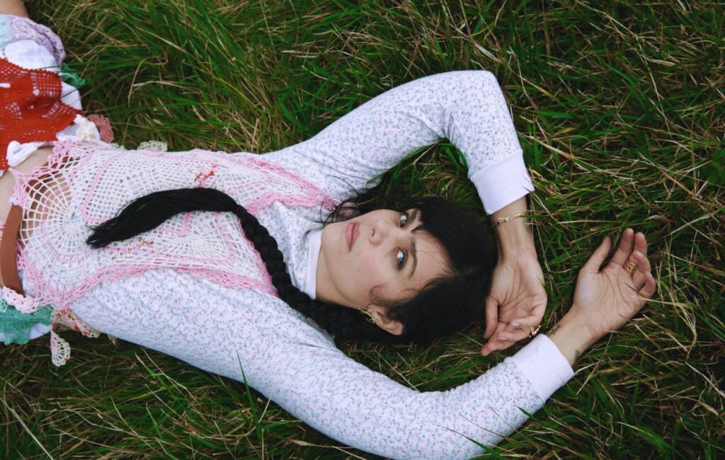 bat-for-lashes-announces-new-album-and-shares-title-track-‘the-dream-of-delphi’-with-2024-uk-tour