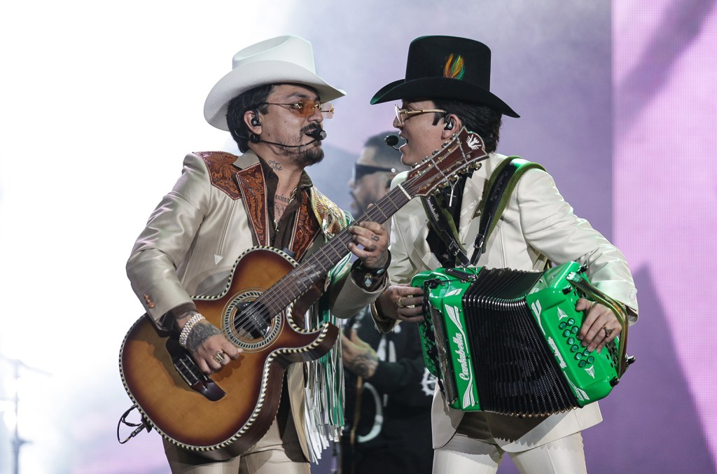 los-dos-carnales’-‘gracias-a-ti’-rules-regional-mexican-airplay chart