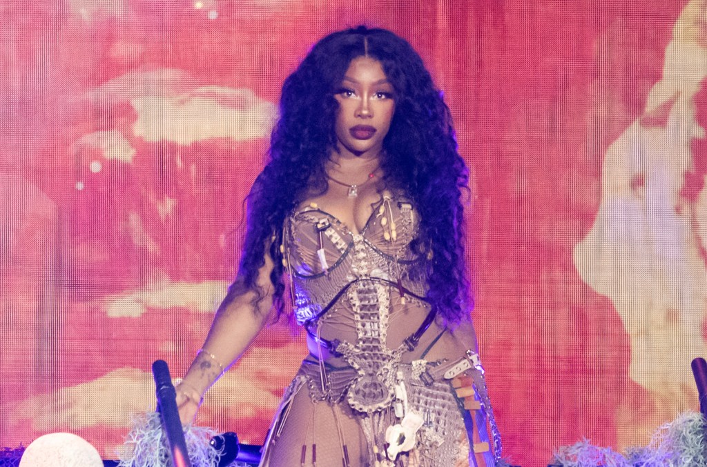 sza-says-she-was-‘scared’-and-‘freaked-out’-during-her-glastonbury set