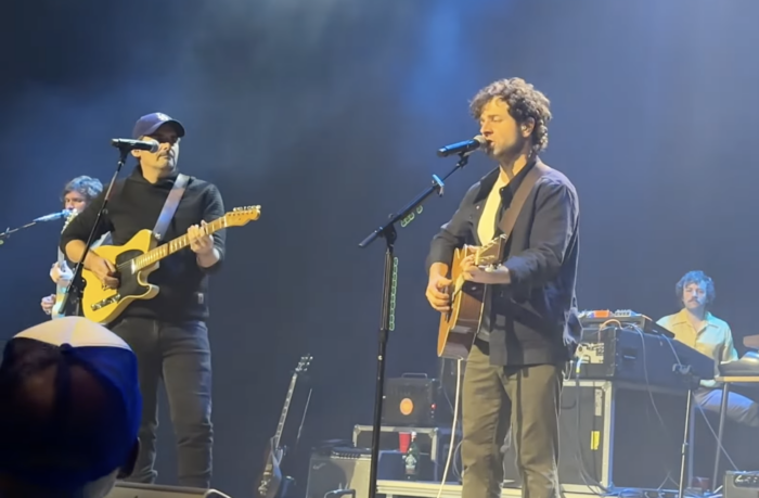 watch:-dawes-welcome-brad-paisley-for-“house-parties”-at-nashville’s-ryman-auditorium