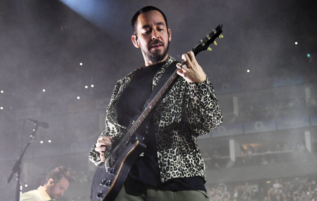 linkin-park’s-mike-shinoda-says-guitarist-brad-delson-quit-touring-with-for-mental-health-reasons