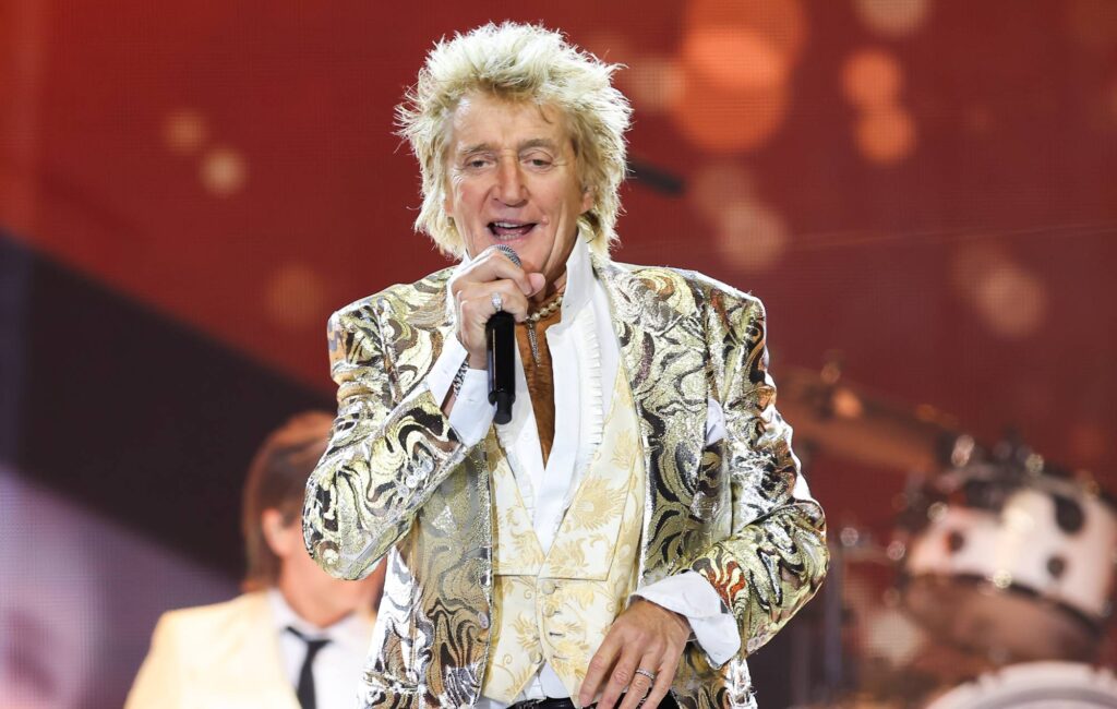 rod-stewart-announces-he’s-done-with-“large-scale-world-tours”