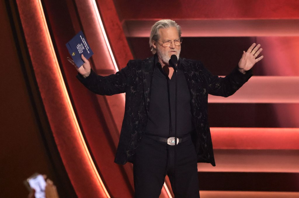 ‘morgan-waylon’?-jeff-bridges-mispronounces-morgan-wallen’s-name-while-revealing-biggest-cma-award-of-the night