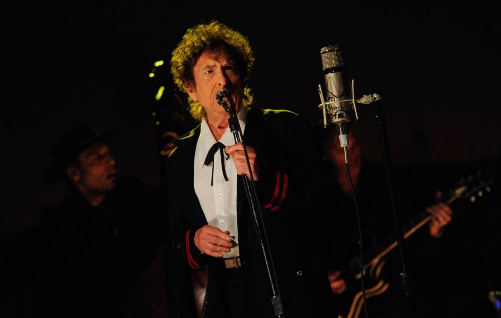 bob-dylan-responds-to-former-backing-dancer’s-“ridiculous”-claim-she-was-told-not-to-make-eye-contact-with-him