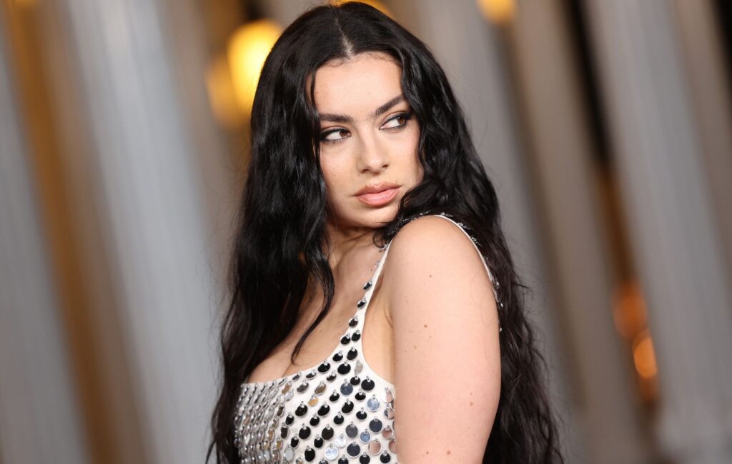 charli-xcx-announces-us-‘brat’-arena-tour-for-2025