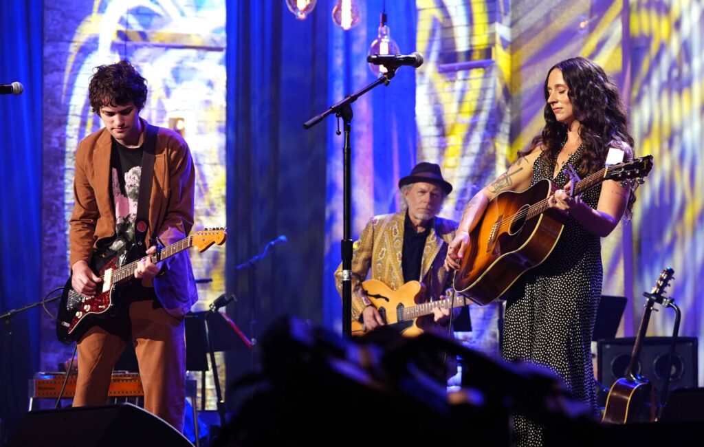 watch-waxahatchee-and-mj-lenderman-perform-for-‘right-back-to-it’-at-the-2024-americana-honors