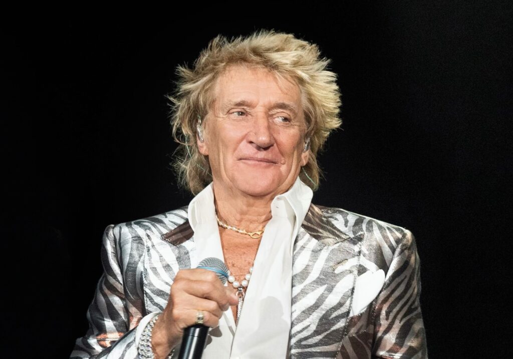 rod-stewart-on-playing-glastonbury-2025:-“it’s-going-to-cost-me-a-fortune-to-do-it-–-$300,0000″