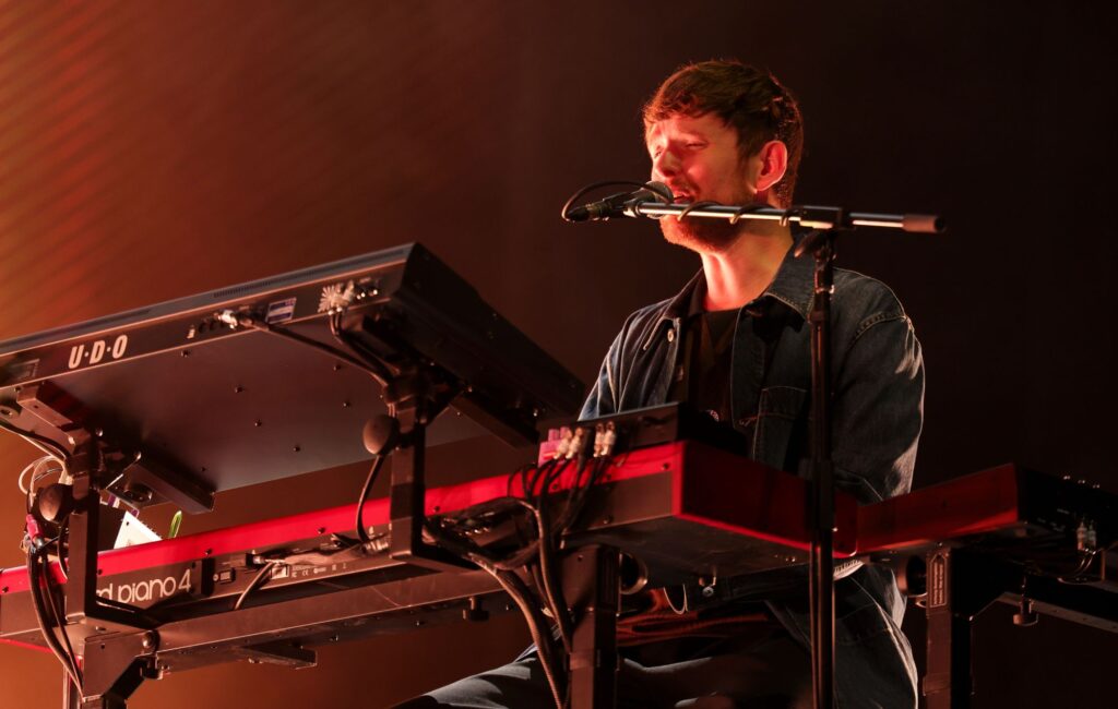 james-blake-announces-“intimate-piano-shows”-in-london-and-shares-‘like-the-end’-live-video