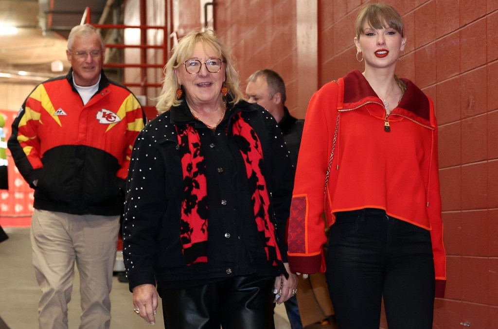 taylor-swift-attends-chiefs-raiders-game-in-kc-with-travis-kelce’s-mom donna