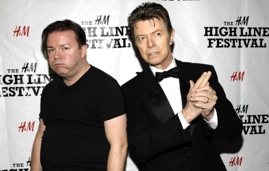 ricky-gervais-recalls-working-with-david-bowie-on-‘extras’:-“one-of-the-best-days-of-my-life”