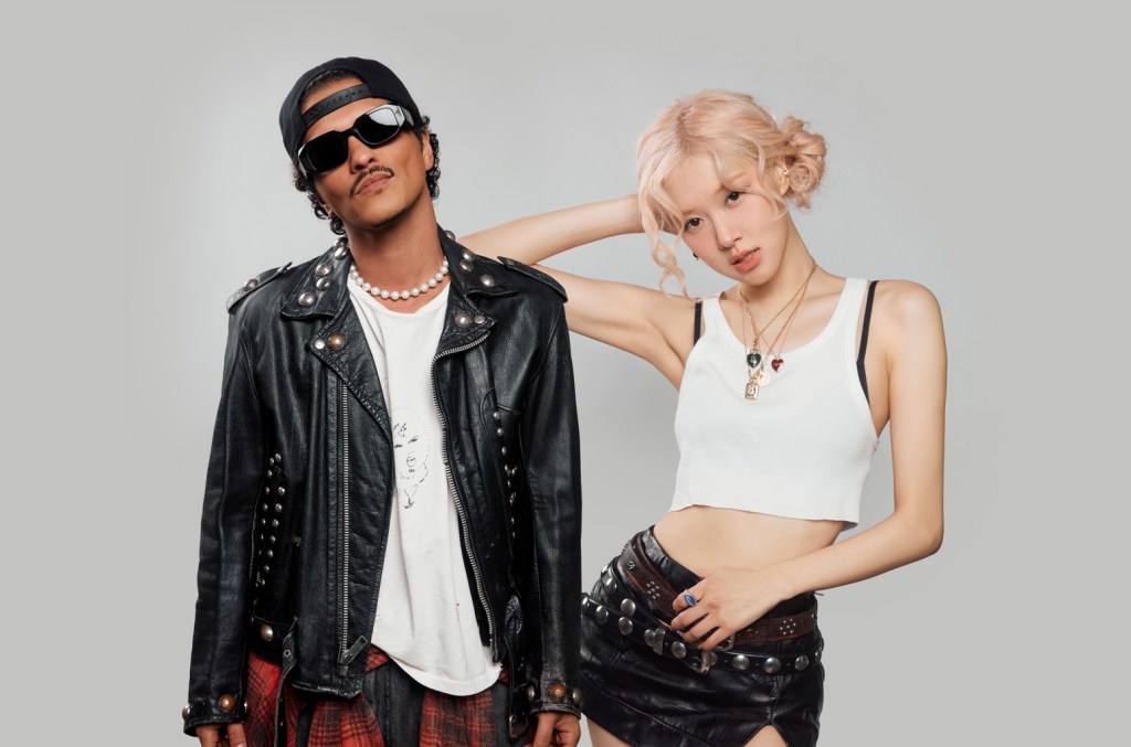 rose-&-bruno-mars’-‘apt’-cozies-up-to-sixth-week-at-no.-1-on-billboard-global charts