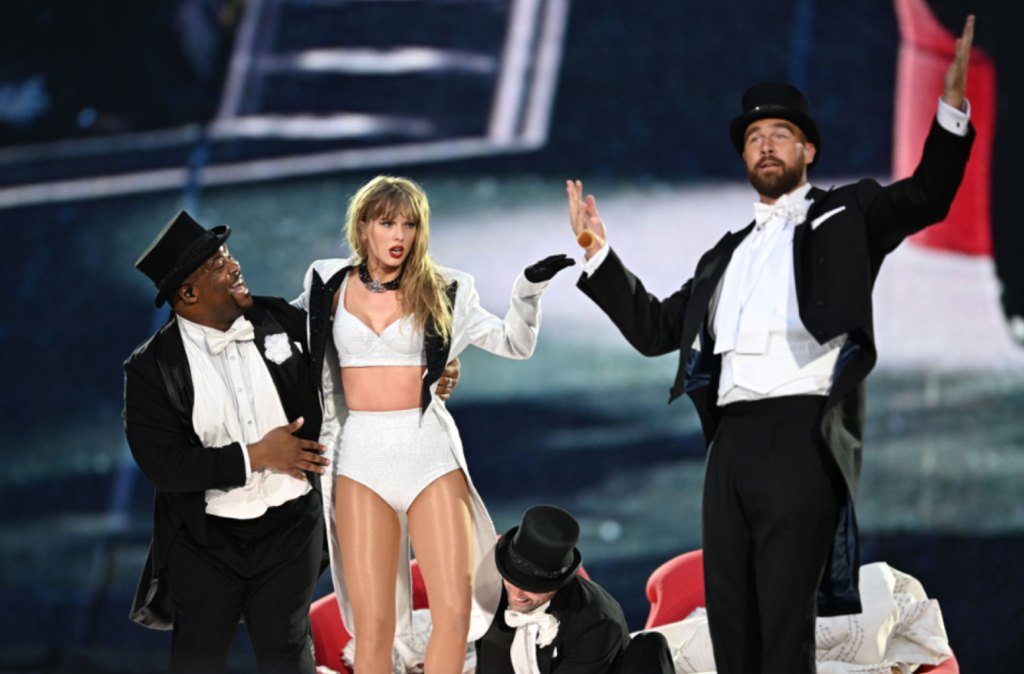 taylor-swift-‘felt-very-supported’-by-travis-kelce’s-presence-on-‘fortnight’-set,-cinematographer says