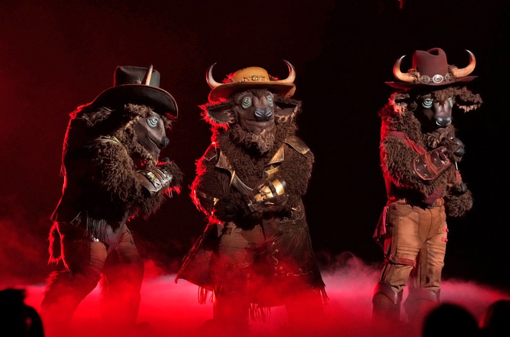 watch-babyface-hype-up-buffalos-in-preview-of-‘masked-singer’-quarter finals