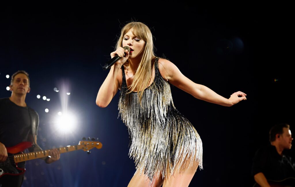 taylor-swift-‘eras’-book-sells-more-than-800,000-copies-in-first-weekend