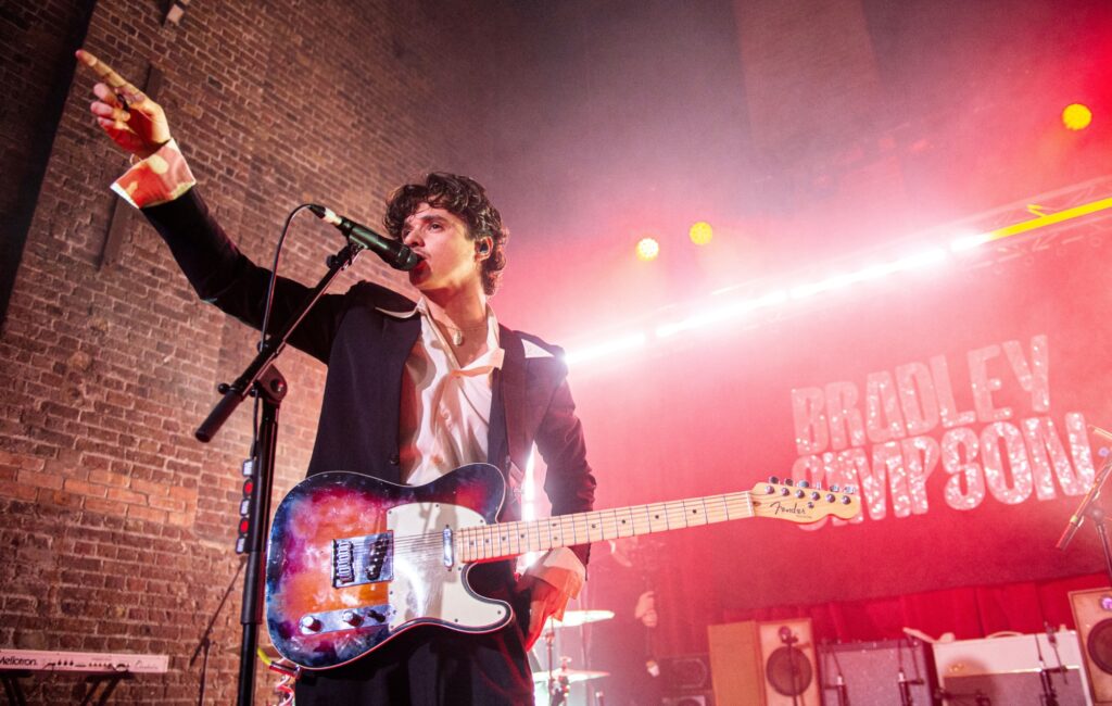 bradley-simpson-on-“vulnerable”-solo-album,-inspiration-from-queens-of-the-stone-age,-and-future-of-the-vamps