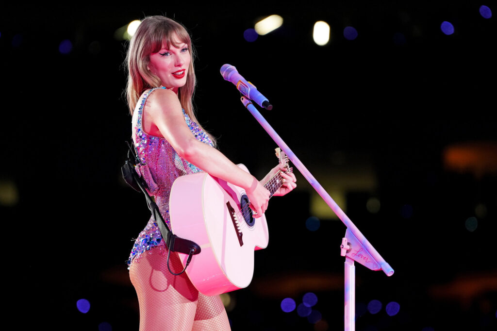 here-are-all-the-mash-ups-taylor-swift-has-performed-on-the-‘eras-tour’