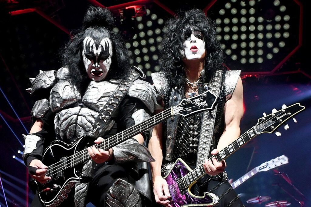 judge-warns-kiss-of-‘serious-risk’-in-fired-wig-roadie-lawsuit