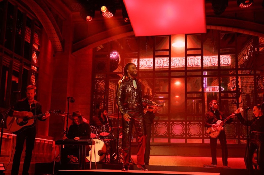 shaboozey-performs-‘a-bar-song-(tipsy)’-and-‘good-news’-in-‘snl’-debut: watch