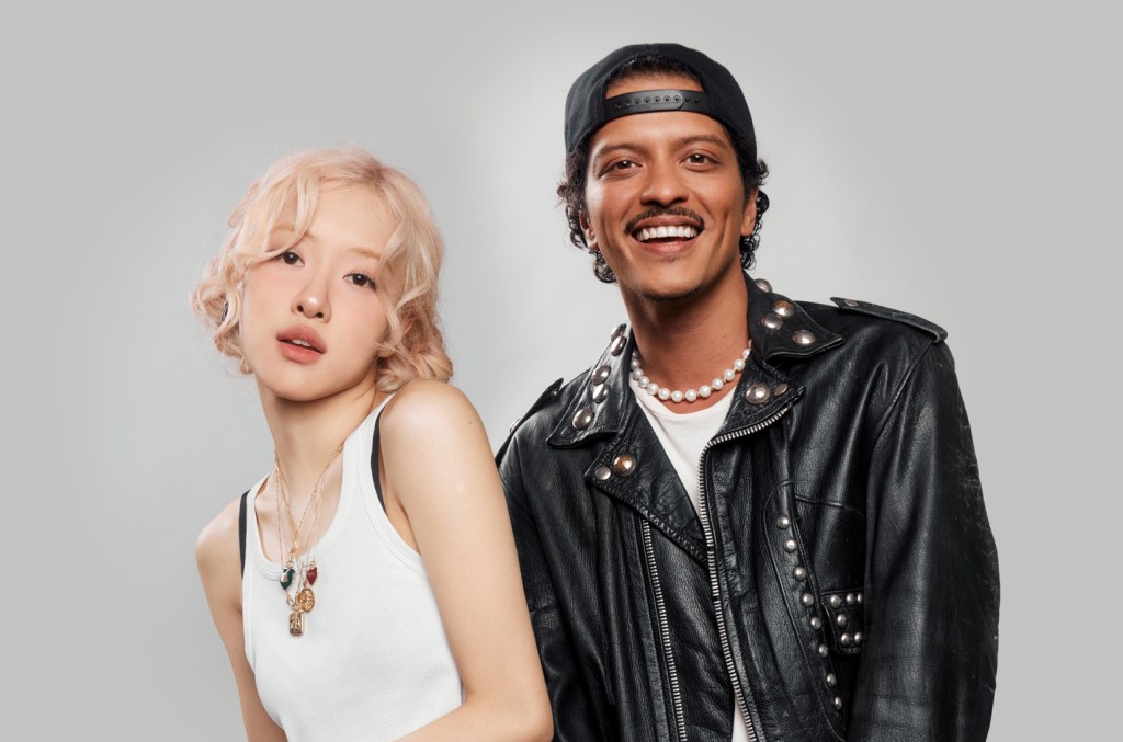 rose-&-bruno-mars’-‘apt’-scores-seventh-week-at-no.-1-on-billboard-global charts