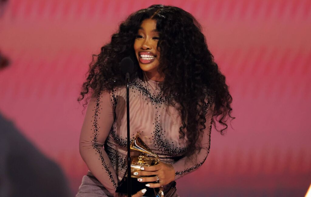 sza-confirms-new-album-‘lana’-is-deluxe-edition-of-‘sos’:-“the-clock-starts-now”