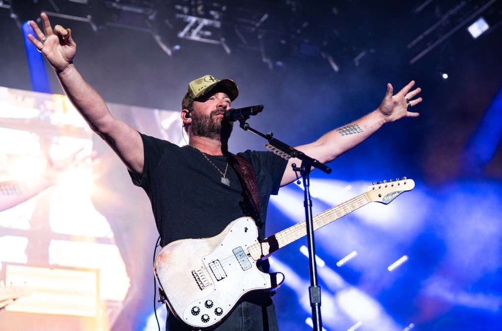 this-is-for-all-the-lonely-people:-lee-brice-on-his-new-christmas-cut-‘single bells’