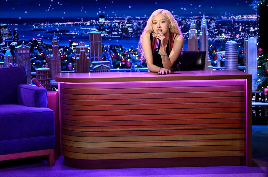 see-rose-get-behind-jimmy-fallon’s-desk-for-her-first-solo-in-studio-‘tonight-show’-performance: photos