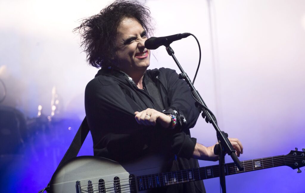 the-cure’s-robert-smith-has-“written-a-really-catchy-pop-song”-that-could-be-a-christmas-single