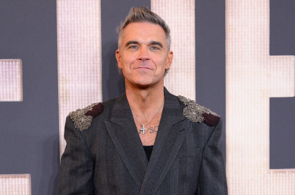 robbie-williams-addresses-rumors-about-his-sexuality,-saying-he-‘wants-to-be-gay,’-but isn’t