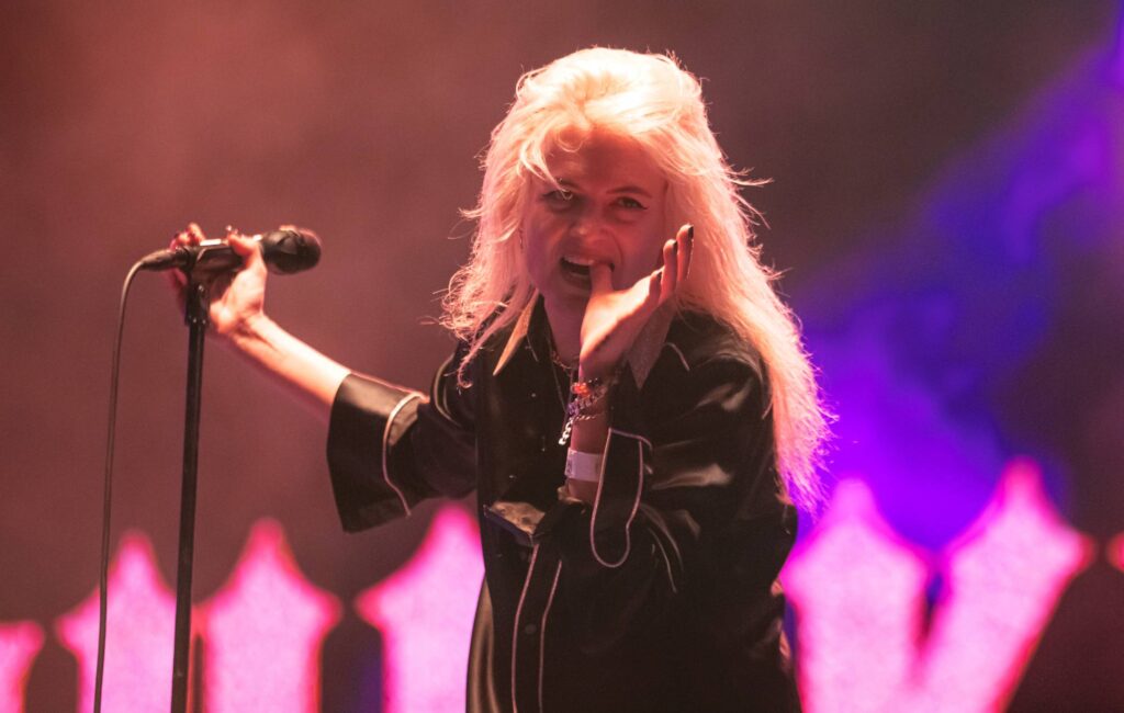 the-kills’-alison-mosshart-reflects-on-mark-lanegan-tribute-show:-“a-lightening-bolt-evening-of-love-and-adoration”