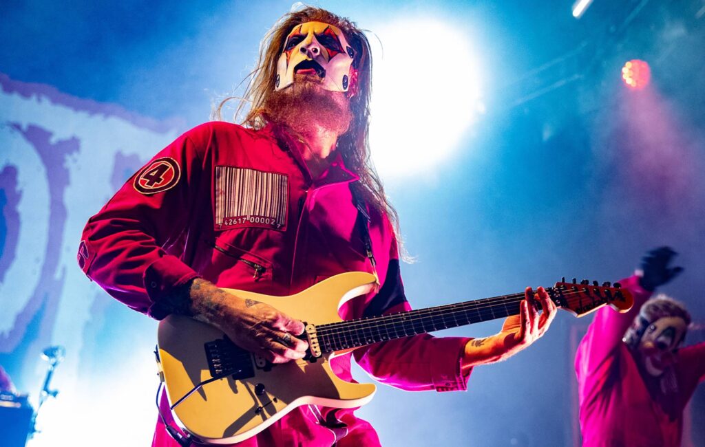 slipknot’s-jim-root-says-he-often-threatens-to-leak-long-delayed-‘look-outside-your-window’