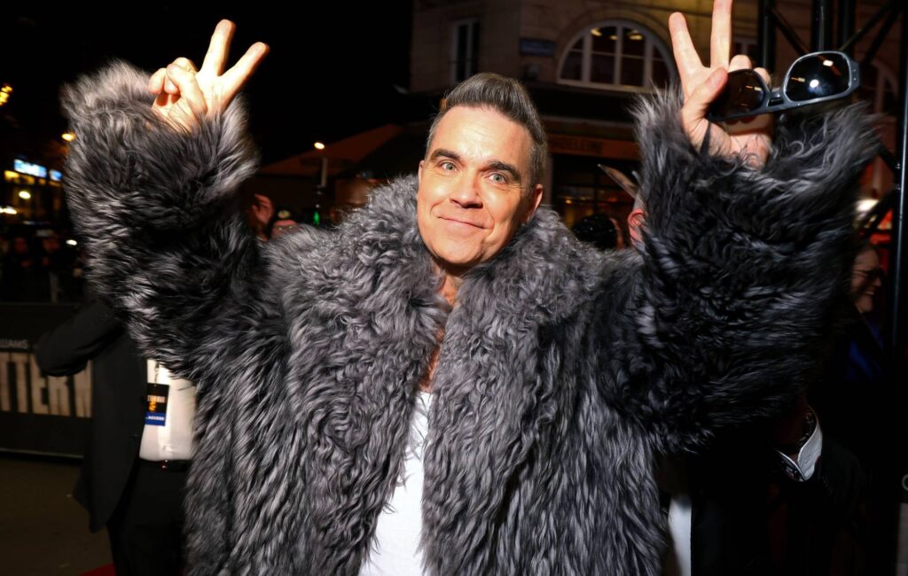 robbie-williams-says-“you’ve-never-met-somebody-that-wants-to-be-gay-as-much-as-me”