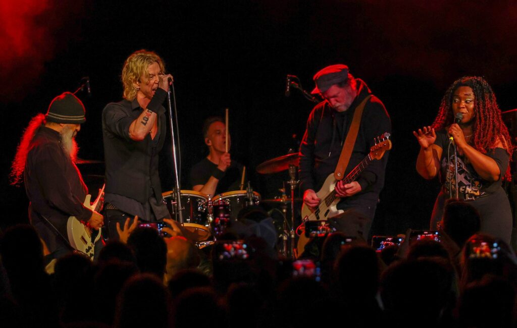 watch-soundgarden’s-surviving-members-reunite-for-seattle-benefit-gig