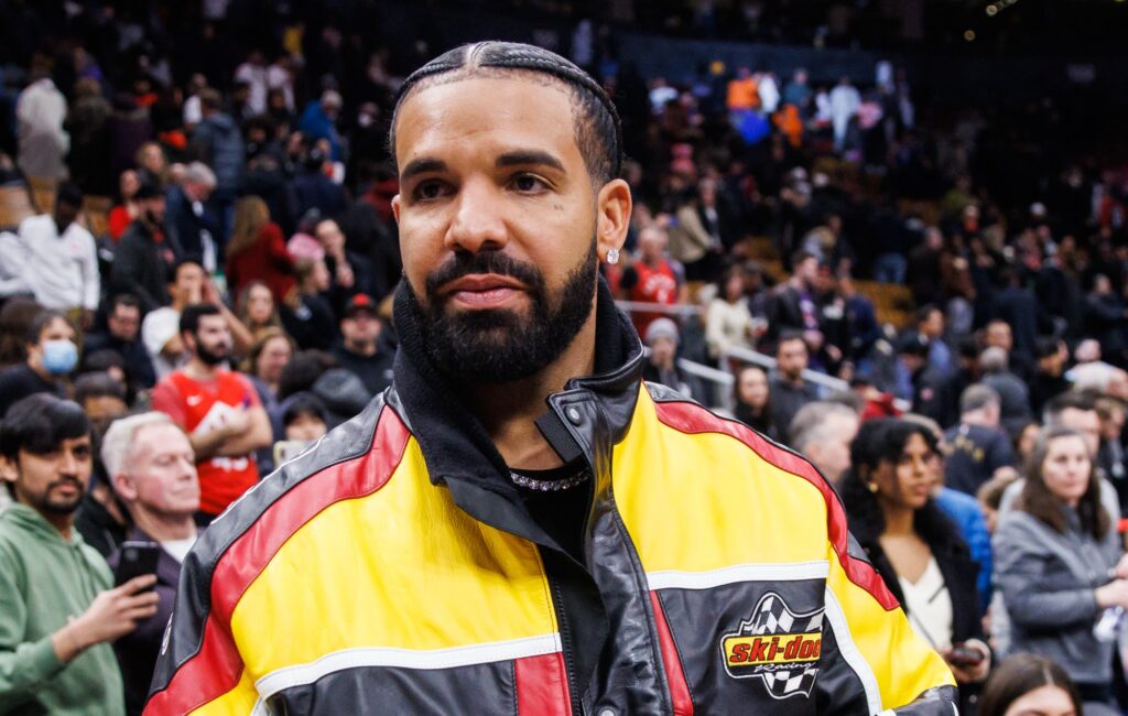 drake-awards-$10,000-to-lookalike-contest-winner-in-canada