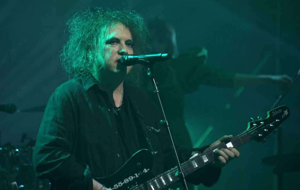 robert-smith-on-why-he-dislikes-the-cure’s-‘4:13-dream’:-“it-was-nowhere-near-what-i-wanted-it-to-be” 