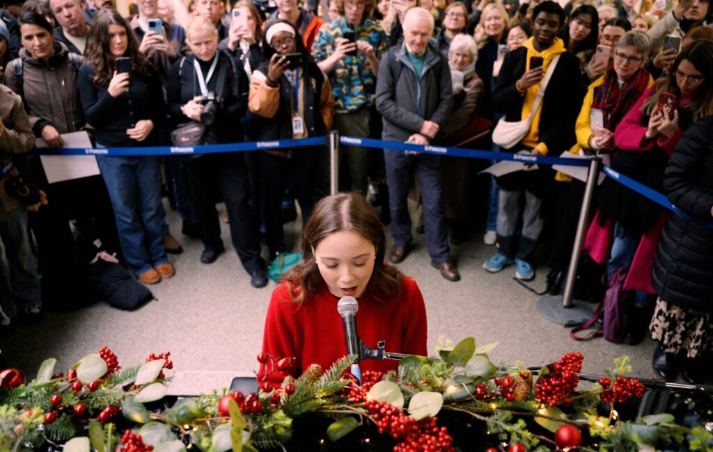 watch-laufey’s-impromptu-festive-performance-at-london’s-st.-pancras