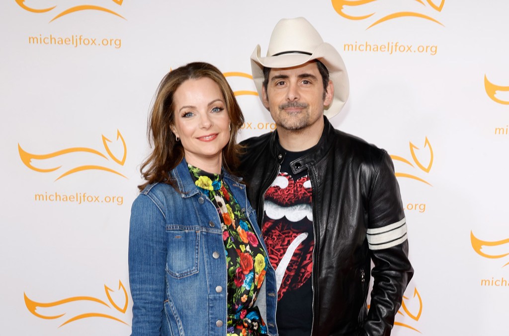 brad-paisley-gave-his-wife-a-‘hilarious-and-so-necessary’-christmas-gift-before-her-vocal-cord surgery