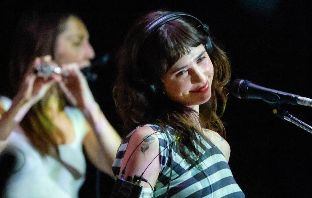 watch-clairo-end-north-american-‘charm’-tour-with-fan-rap-battle