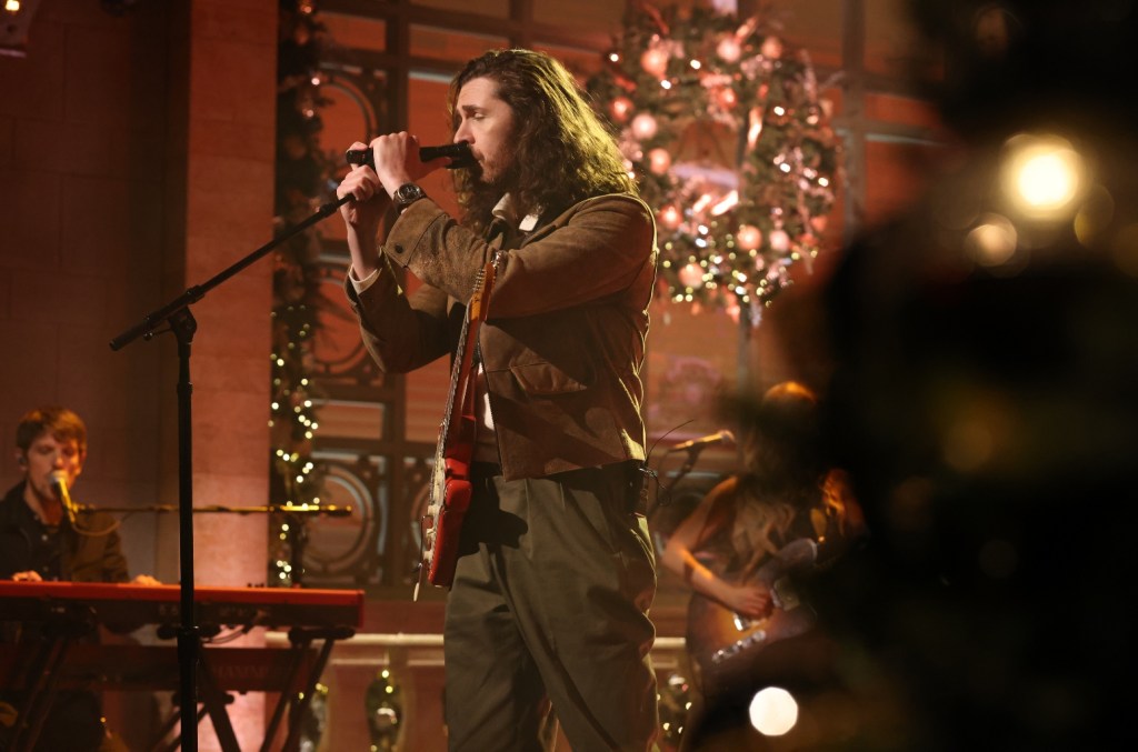 hozier-performs-‘too-sweet’-&-‘fairytale-of-new-york’-cover-on-‘snl’:-watch