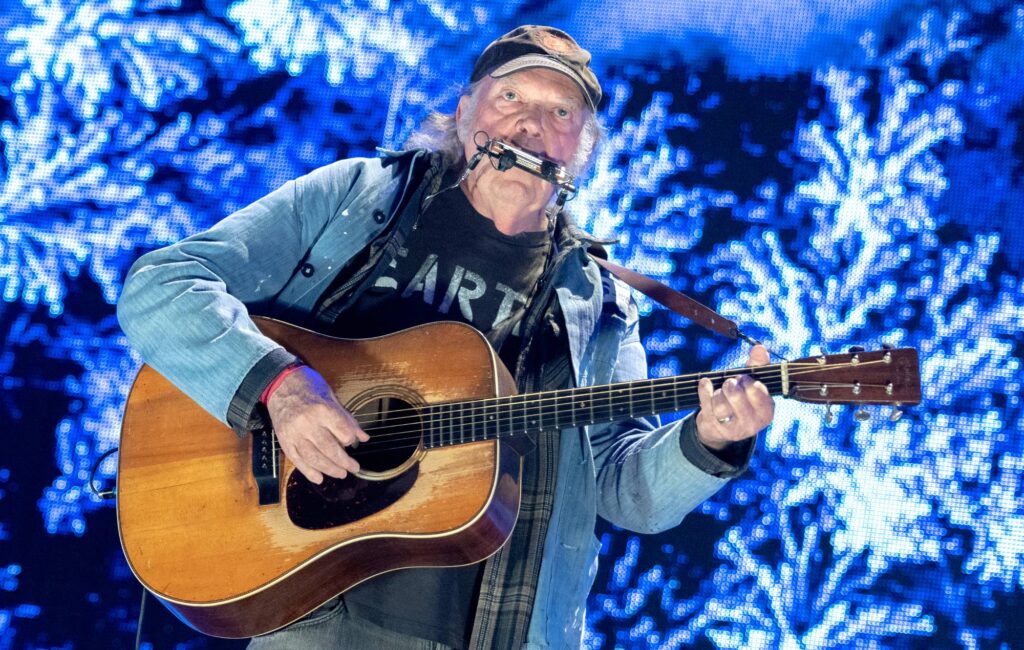 neil-young-shares-video-of-him-performing-‘silver-and-gold’-for-the-first-time-in-almost-20-years