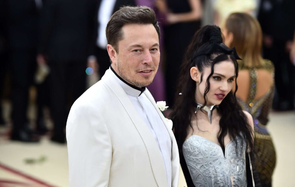 grimes-insists-in-tweet-to-azealia-banks-that-she-wasn’t-“dumped”-by-elon-musk