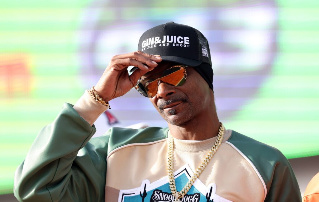 watch-snoop-dogg-take-over-american-football-event-in-arizona