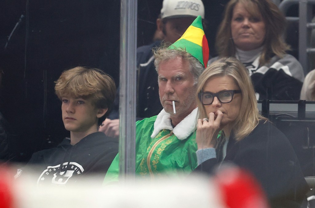 will-ferrell-attends-hockey-game-dressed-as-a-‘disgruntled’-buddy-the elf