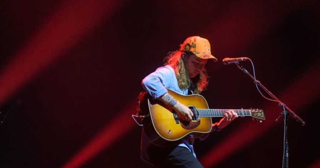 billy-strings-pays-tribute-to-john-hartford-with-suite-of-covers,-debut-blind-melon’s-“no-rain”-during-night-two-of-new-year’s-eve-run