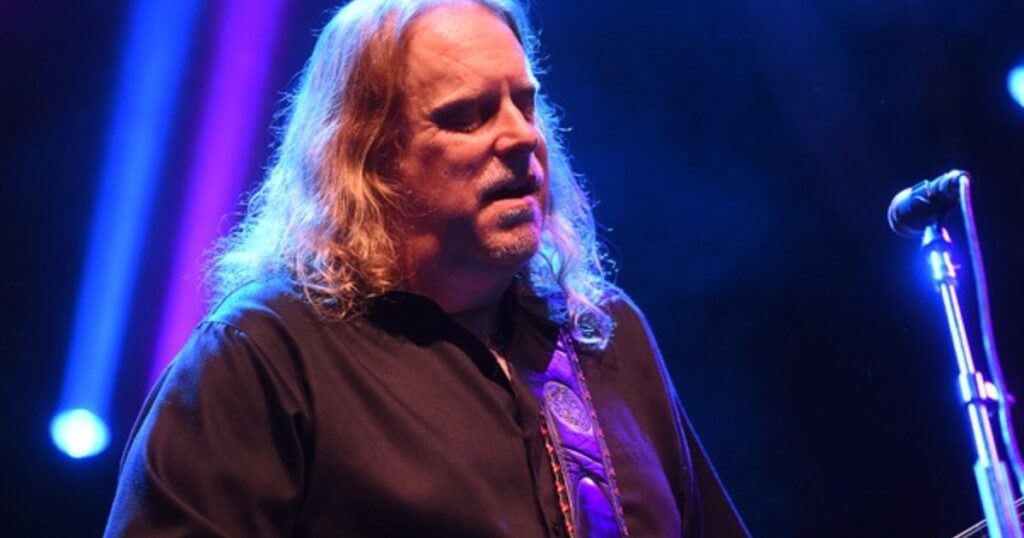 gov’t-mule-dust-off-blind-faith’s-“presence-of-the-lord,”-welcome-oz-noy-and-rick-lawlor-on-night-one-at-the-beacon