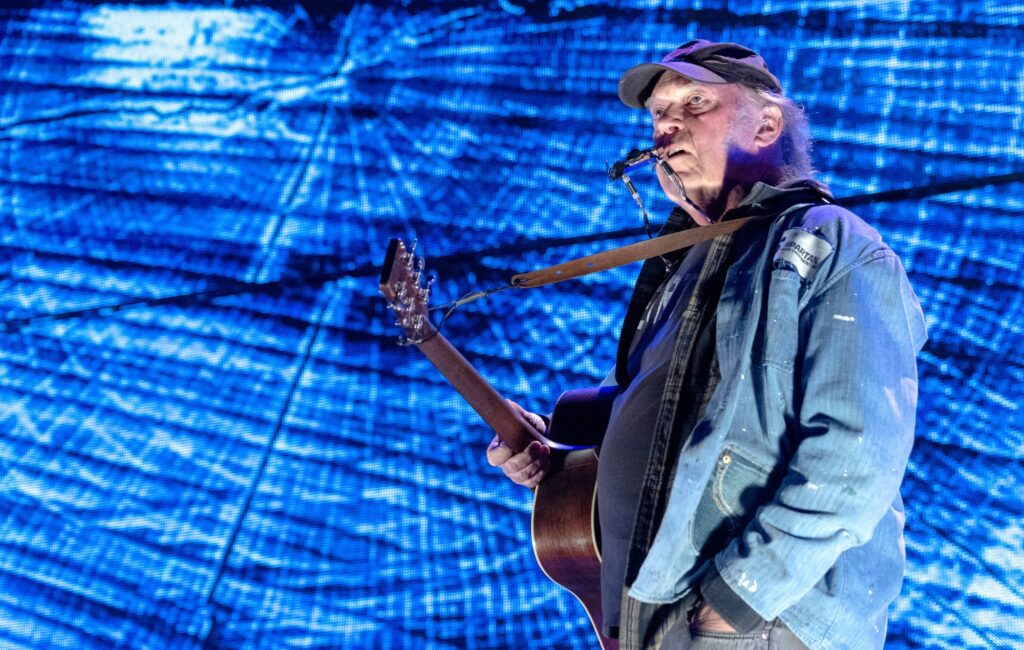 neil-young-confirmed-to-headline-glastonbury-2025-with-festival-“back-on-his-itinerary”-after-pulling-out