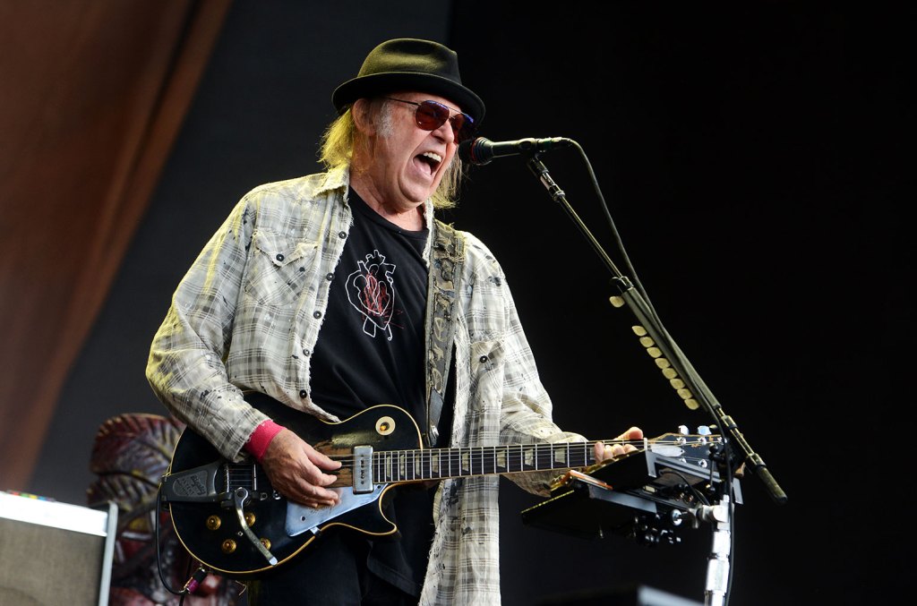 neil-young-reverses-glastonbury-withdrawal,-cites-‘error’-for-earlier stance