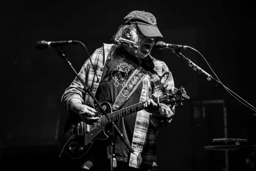 neil-young-&-chrome-hearts-to-headline-glastonbury-after-previously-bowing-out