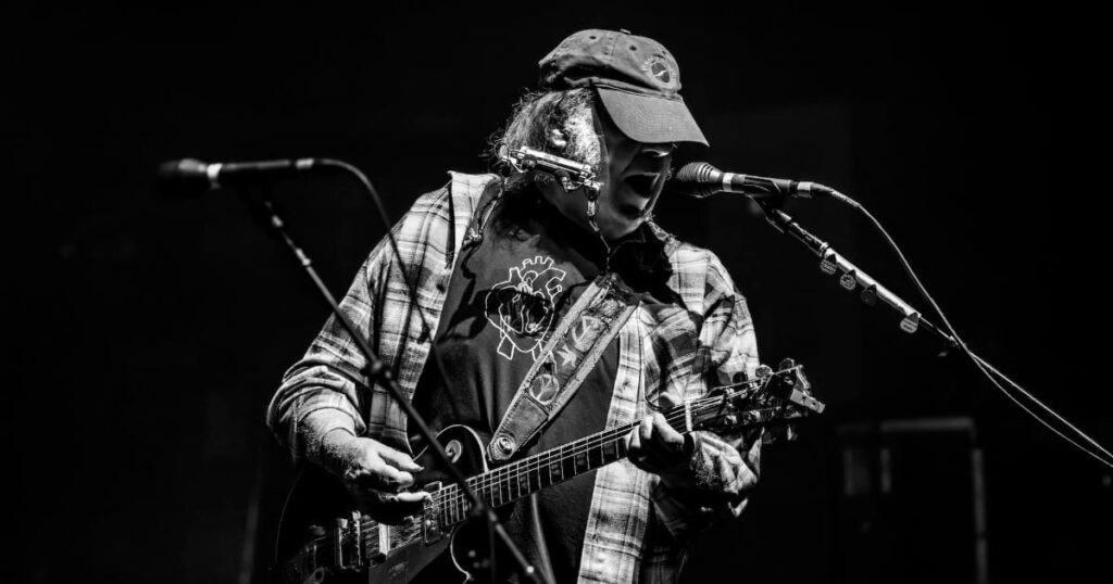 neil-young-&-chrome-hearts-to-headline-glastonbury-after-previously-bowing-out