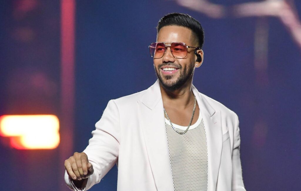 couple-divorce-after-wife-kisses-romeo-santos-onstage-at-an-aventura-gig